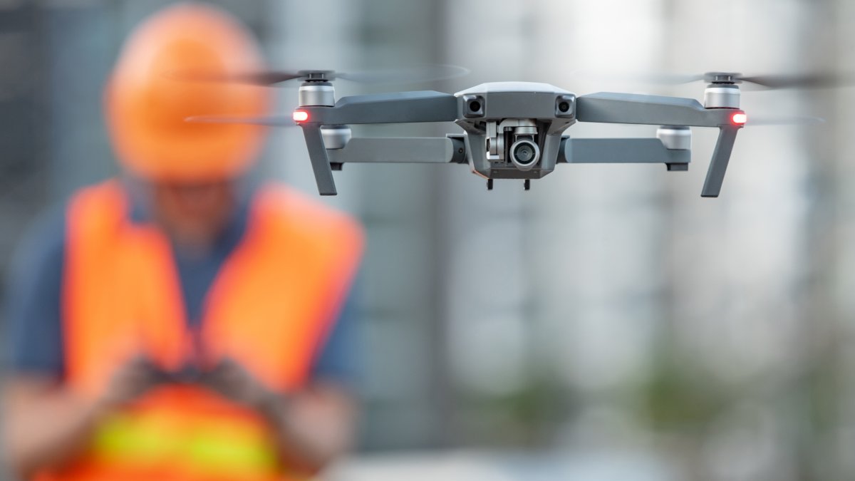 Drones langs hoogspanningsverbinding - onderzoek door TenneT